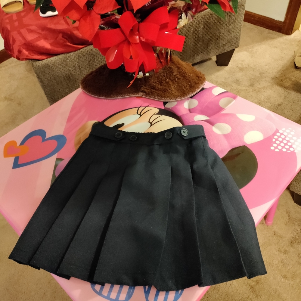 4 for 10  NWOT CHAPS skort with pleats girls. 4 buttons on waistband